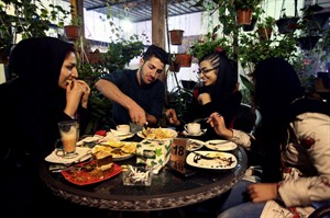 Increasing number of young cafe lovers signals more social freedom in Iran | iNFOnews.ca CP27541322