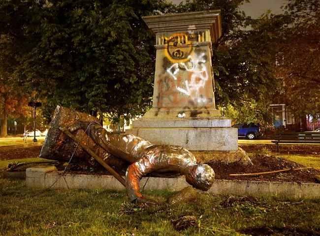 Concrete barriers installed around Lee statue in Virginia | iNFOnews.ca CP156016091