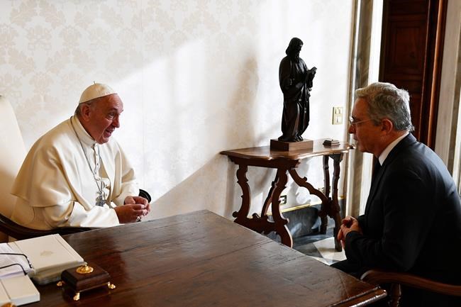 Pope brings Colombia president, main critic to talk peace | iNFOnews.ca CP997379991