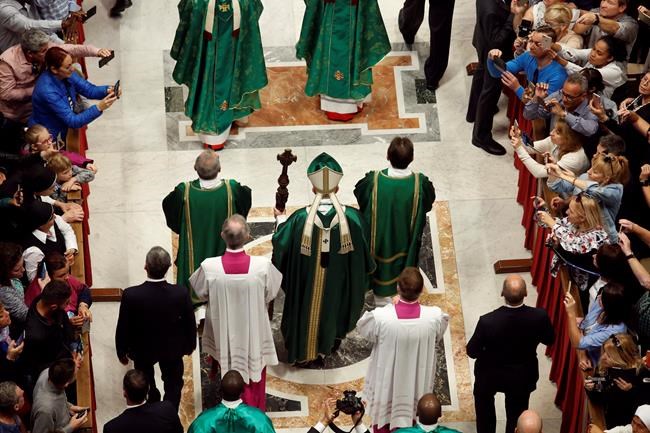 After bishops call for married priests, pope urges new ways | iNFOnews.ca CP883989949