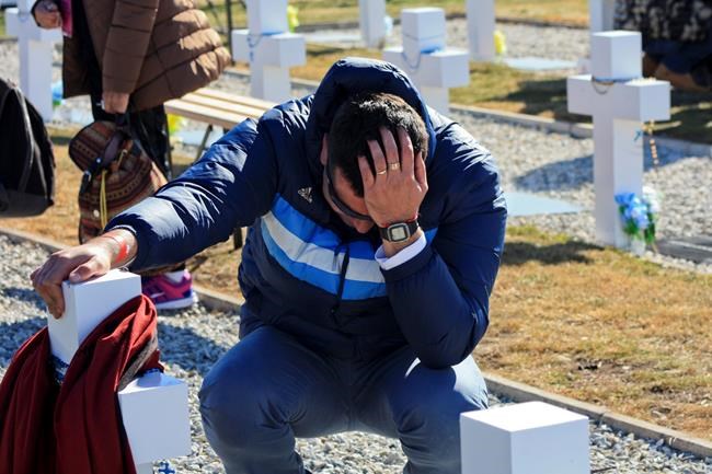 Argentines visit fallen soldiers' graves in Falkland Islands | iNFOnews.ca