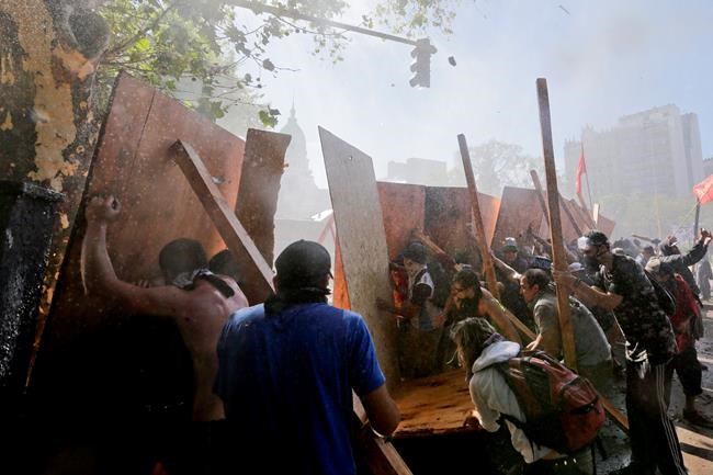 Clashes as Argentina Congress debates pension reform | iNFOnews.ca CP725929246