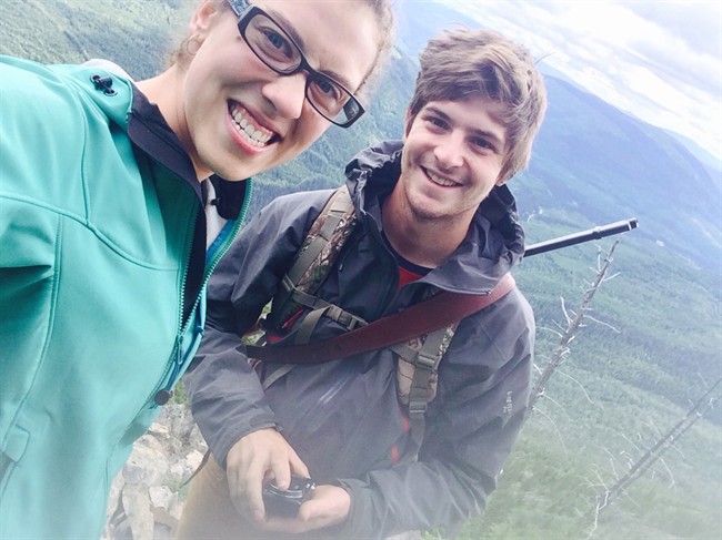 Grizzly bear that broke hiker's arm likely lunged in shock: conservation officer | iNFOnews.ca CP33517697