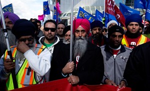 Hundreds of striking truckers rally in Vancouver ahead of back to work order | iNFOnews.ca CP27679527
