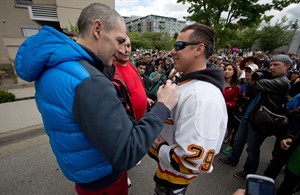 Dozens in B.C. rally to support terminally ill former Vancouver Canuck enforcer | iNFOnews.ca CP28956597