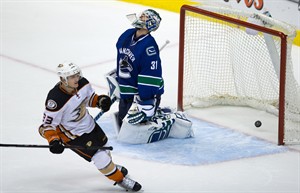 Kesler triumphs in return to Vancouver; Ducks down Canucks in 4-3 shootout win | iNFOnews.ca CP30796512