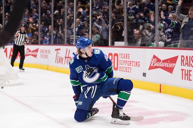 Jacob Markstrom with 49-save shutout, Canucks beat Blackhawks 3-0 | iNFOnews.ca