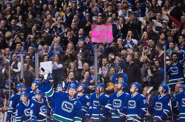 Canucks captain Henrik Sedin records 1,000th NHL point with goal against Luongo | iNFOnews.ca