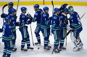 Burrows leads Canucks to 7-1 rout of Coyotes; Vancouver wins back-to-back games | iNFOnews.ca CP31224005