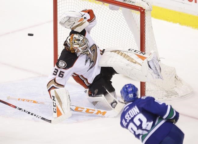 Henrik Sedin scores winner in overtime as Canucks edge Ducks 3-2 | iNFOnews.ca