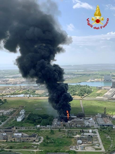 Italy: Chemical plant fire hurts 2, forces Venetians indoors | iNFOnews.ca