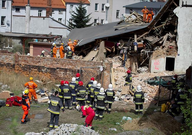 Polish PM vows aid to survivors of apartment collapse | iNFOnews.ca CP394127971