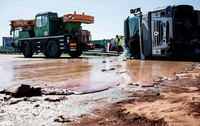 A sticky mess: liquid chocolate spills onto Polish highway | iNFOnews.ca A sticky mess: liquid chocolate spills onto Polish highway | iNFOnews.ca