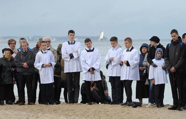Poles pray en masse at border; Some see anti-Muslim agenda | iNFOnews.ca Poles pray en masse at border; Some see anti-Muslim agenda | iNFOnews.ca