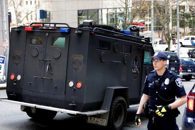 The Latest: 3 officers wounded by gunfire after robbery | iNFOnews.ca CP666392193