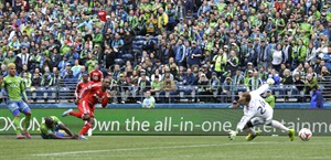 Former Tottenham F Jermain Defoe scores twice in MLS debut, Toronto FC beats Seattle 2-1 | iNFOnews.ca CP27604492