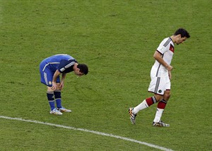 Argentina's Messi vomits in World Cup final | iNFOnews.ca CP29123853