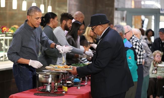 Friends, family, turkey and touchdowns for Obamas' holiday | iNFOnews.ca