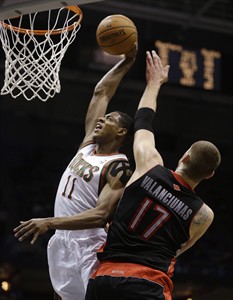 DeRozan scores 15 of 23 points in 4th quarter and Raptors beat Bucks 102-98 | iNFOnews.ca DeRozan scores 15 of 23 points in 4th quarter and Raptors beat Bucks 102-98 | iNFOnews.ca