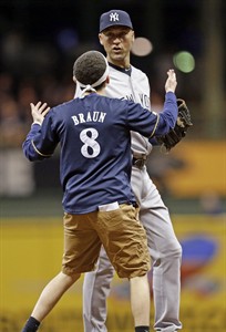 Milwaukee fan approaches Yankees star Derek Jeter at shortstop during game | iNFOnews.ca