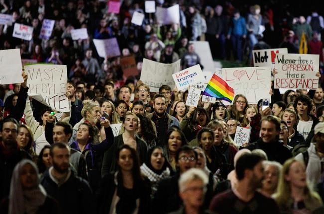 Rubber bullets and fear: Trump protesters flood streets anew | iNFOnews.ca CP1960227120