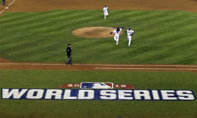 Cueto pitches 2-hitter, Hosmer delivers again, Royals beat Mets 7-1 for 2-0 World Series lead | iNFOnews.ca CP35117418