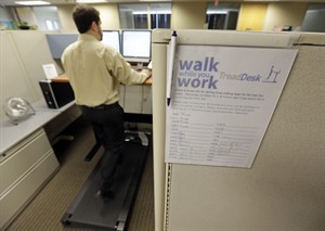 Work out while you work: More employees using treadmill desks, standup desks at office | iNFOnews.ca CP24948587