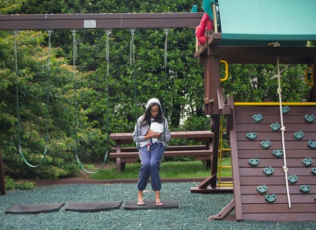 Obamas donate daughters' swing set to Washington shelter | iNFOnews.ca Obamas donate daughters' swing set to Washington shelter | iNFOnews.ca