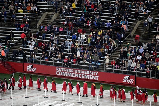 Colleges delay tuition, offer aid as shutdown hits students | iNFOnews.ca