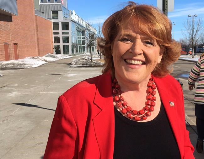 Heitkamp's political tightrope walk gets even trickier | iNFOnews.ca CP33805276