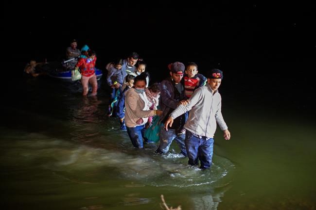 US begins reuniting some families separated at Mexico border | iNFOnews.ca
