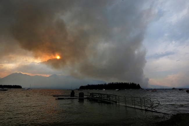 Crews battling 35 large, uncontained wildfires in the West | iNFOnews.ca Crews battling 35 large, uncontained wildfires in the West | iNFOnews.ca