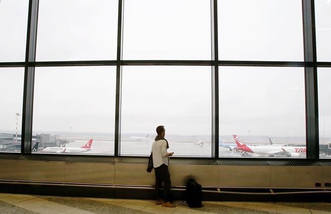 Travelers arrive in US to hugs and tears after ban is lifted | iNFOnews.ca
