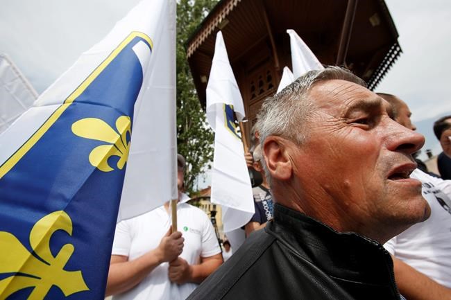 Hundreds protest ex-Bosnia commander's war crimes charges | iNFOnews.ca