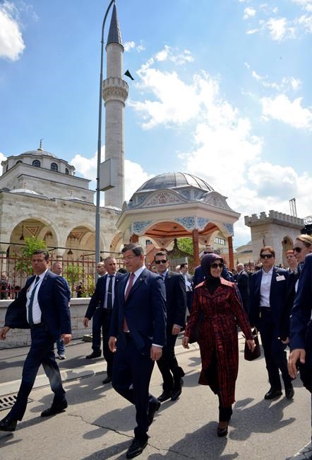 Bosnia's Muslims reopen mosque Serbs blew up during the war | iNFOnews.ca