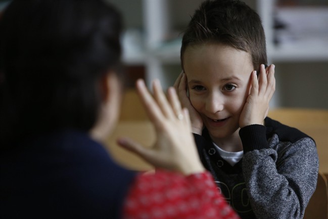 Bosnian first-graders reach out to deaf schoolmate | iNFOnews.ca CP36300861