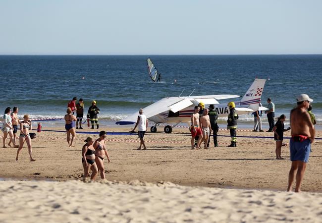 Small plane crash-lands on packed Portuguese beach, kills 2 | iNFOnews.ca