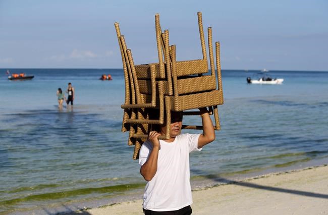 Tourists enjoy final day at beach before Boracay closure | iNFOnews.ca