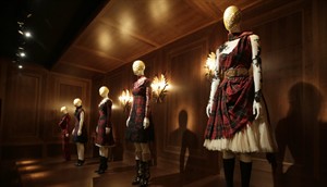 Homecoming for designer Alexander McQueen as London museum stages blockbuster 'Savage Beauty' | iNFOnews.ca CP32257299