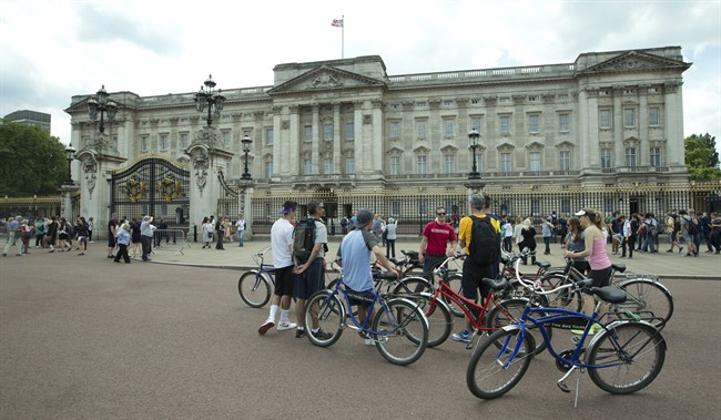Royal officials say queen may move out of Buckingham Palace during major repair work | iNFOnews.ca CP33597211