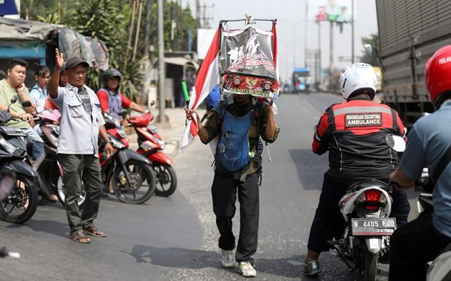 Indonesian walking 700 kilometres backward to save forests | iNFOnews.ca