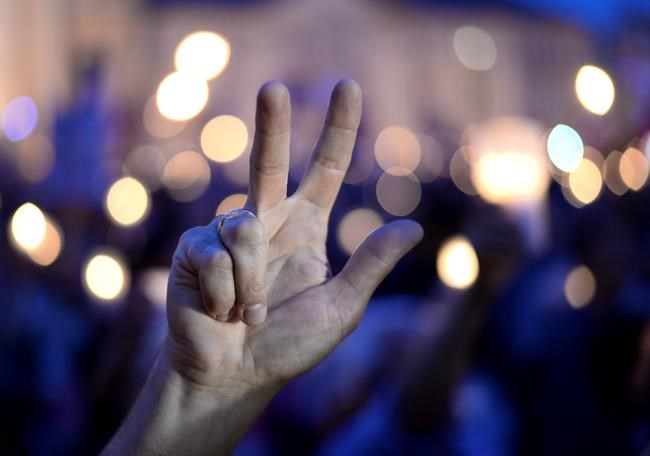 Poles protest for 8th day over contentious judicial changes | iNFOnews.ca CP605863093