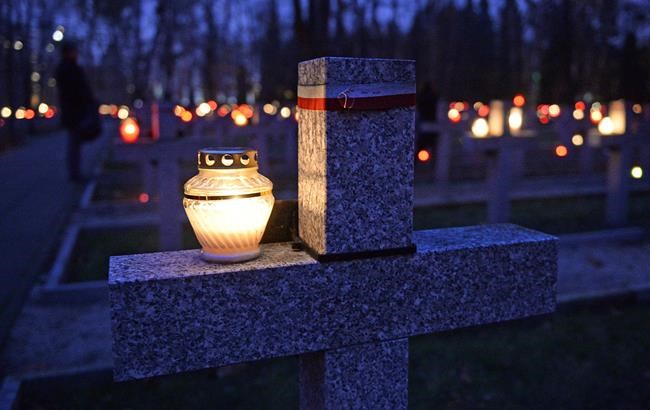Poles mark day of the dead with visits to family graves | iNFOnews.ca