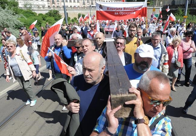 Poles hold large anti-government protest in favour of EU | iNFOnews.ca