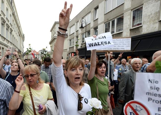 Poland: Protest held of monthly memorial for late president | iNFOnews.ca