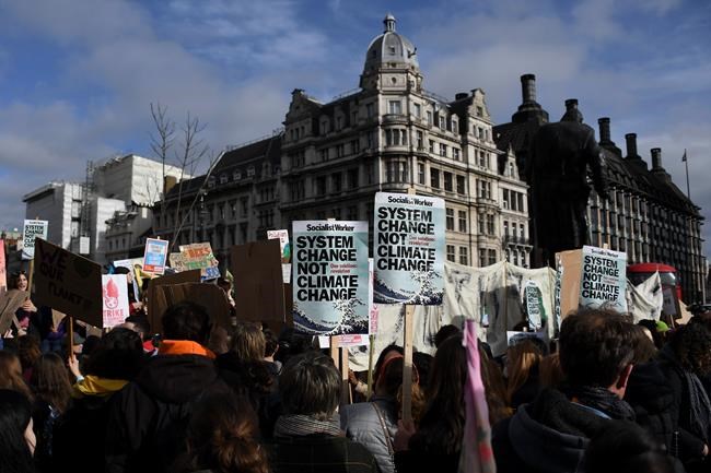 Climate change protest brings flares to London Fashion week | iNFOnews.ca Climate change protest brings flares to London Fashion week | iNFOnews.ca