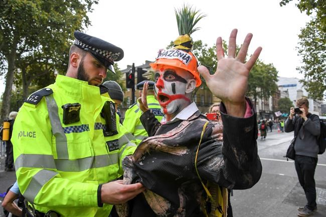 The Latest: Climate protesters douse famous Wall Street bull | iNFOnews.ca CP645719581
