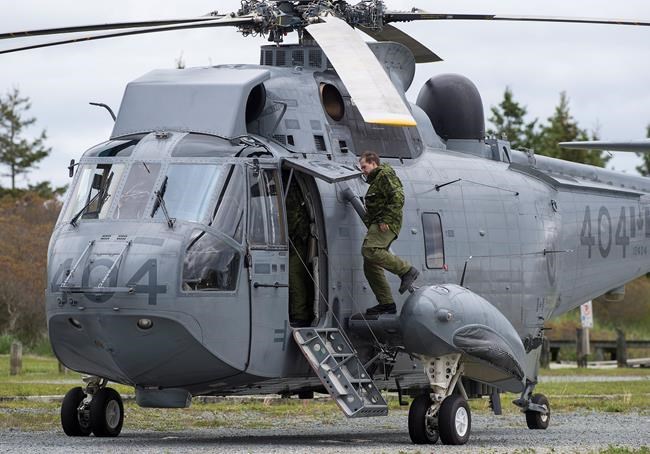 Sea King helicopter makes emergency landing in parking lot of Nova Scotia beach | iNFOnews.ca Sea King helicopter makes emergency landing in parking lot of Nova Scotia beach | iNFOnews.ca