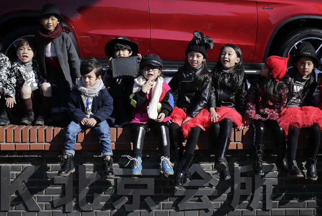 China to allow 2 children for all married couples, ending decades-old 1-child policy | iNFOnews.ca CP35120804