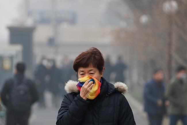 Smog chokes Chinese cities, grounding flights, closing roads | iNFOnews.ca
